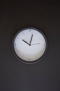 Masa saatinin stüdyo fotoğrafı.