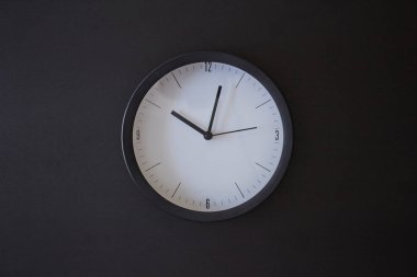 Masa saatinin stüdyo fotoğrafı.