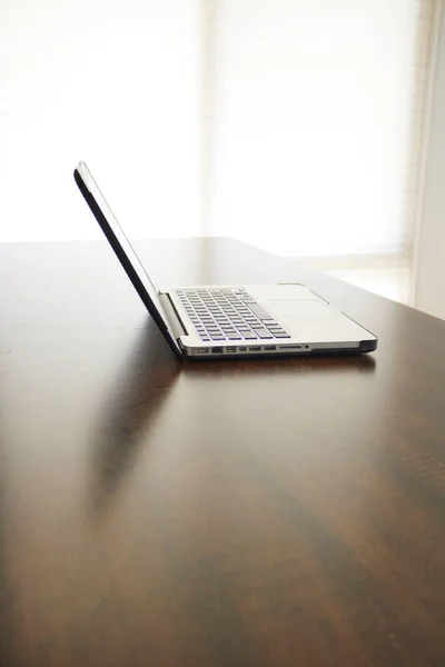 Uma Foto Uma Mesa Trabalho Escritório — Fotografia de Stock