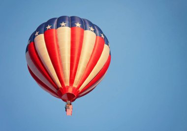 Amerikan bayrağı sıcak hava balonu gündoğumu sırasında gökyüzünde 