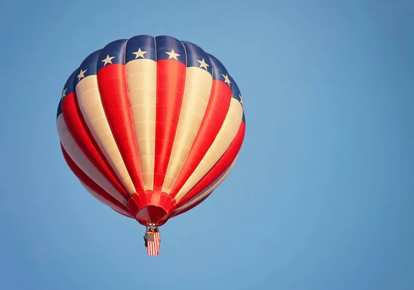 Amerikan Bayrağı Sıcak Hava Balonu Gündoğumu Sırasında Gökyüzünde — Stok fotoğraf