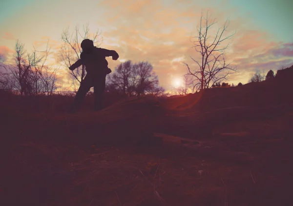 Jeune Garçon Jouant Sur Une Bûche Dans Champ Coucher Soleil — Photo