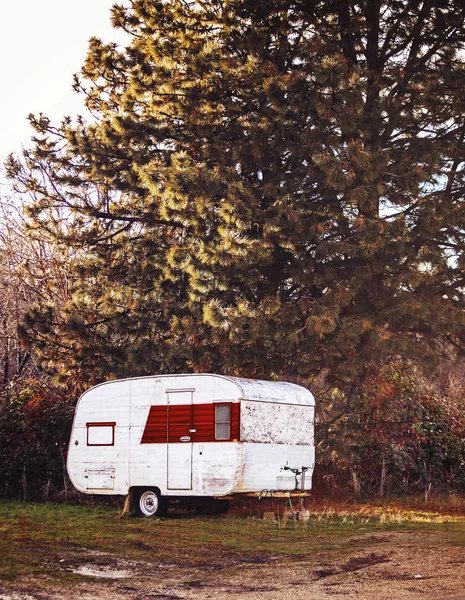 Vieux Camping Car Vintage Abandonné Dans Une Ruelle — Photo