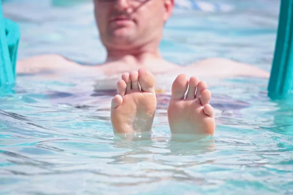 Man Sitting Pool Noodles His Feet Out Water — Stock Photo, Image