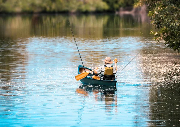 Sıcak Yaz Gününde Bir Kano Balık Tutma Gölde Bir Kişi — Stok fotoğraf
