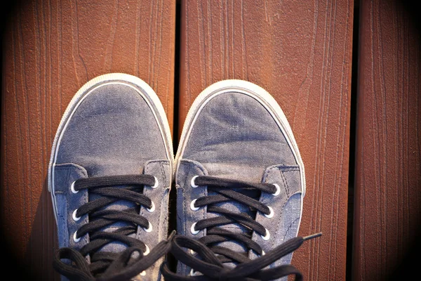 Ansicht Von Leinwandschuhen Auf Einem Holzdeck — Stockfoto