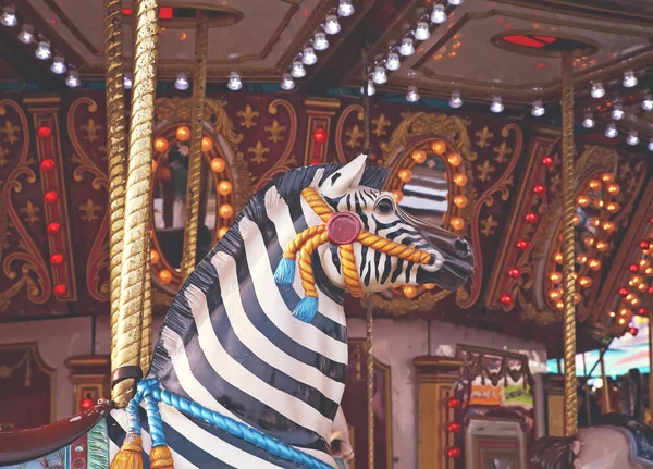 Зебра Ездить Карусели Ходить Ярмарке Тонированные Ретро Винтажный Фильтр Instagram — стоковое фото