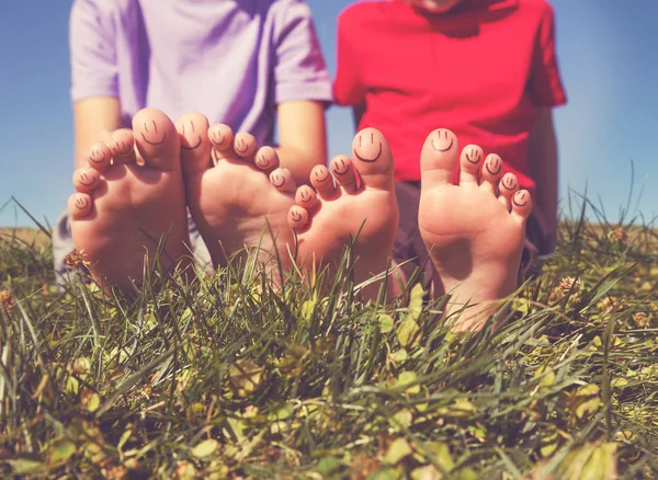 Two Children Smiley Faces Toes Sitting Grass Toned Retro Vintage — Stock Photo, Image