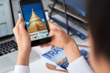 Kadın tarama tatil hedef tatil fikirleri, Myanmar Tapınağı ile ekran fırsatları