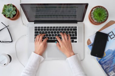Tipik dizüstü klavye üzerinde eller Üstten Görünüm 