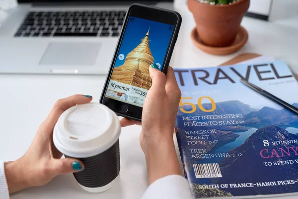 Mujer Navegando Smartphone Con Templo Myanmar — Foto de Stock