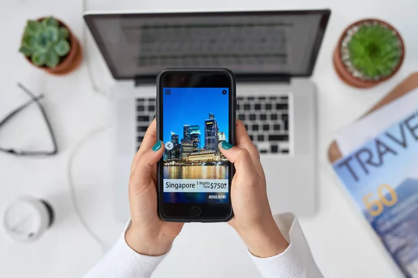 Mujer Sosteniendo Teléfono Móvil Pantalla Con Edificio Ciudad Singapur —  Fotos de Stock