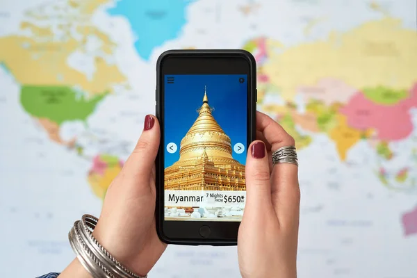 Mulher Segurando Telefone Celular Tela Com Templo Mianmar — Fotografia de Stock