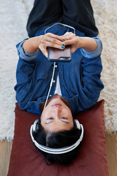 Genç Asyalı Kadın Evde Kulaklıkla Müzik Dinleyerek Şarkı Seçiyor — Stok fotoğraf