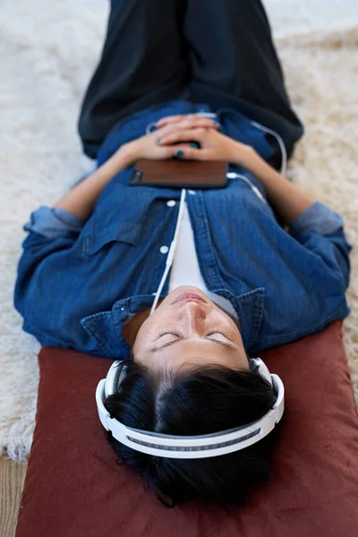 Ασιάτισσα Γυναίκα Χαλαρώνοντας Στο Σπίτι Ακούγοντας Podcast Μουσική Κινητό Smartphone — Φωτογραφία Αρχείου