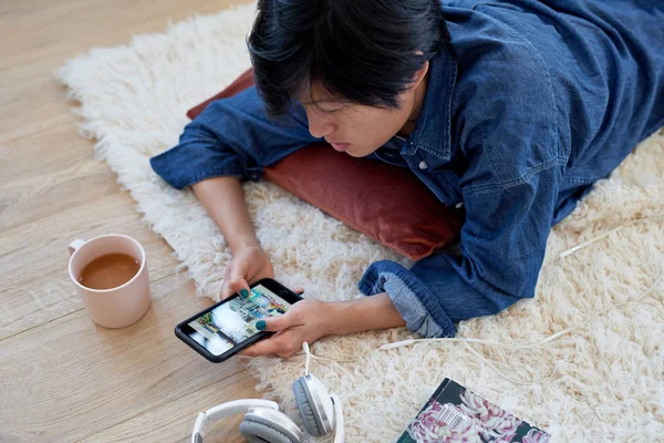 Aziatische Vrouw Ontspannen Thuis Met Behulp Van Haar Mobiele Telefoon — Stockfoto