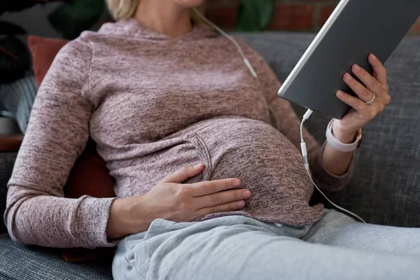 Dijital Tablet Tutan Hamile Kadın Kırpılmış Görüntü — Stok fotoğraf
