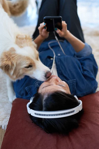 Frau Mit Hund Auf Dem Boden Stockfoto