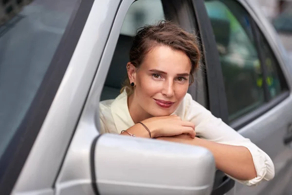 Mulher Com Carro Cidade Retrato — Fotografia de Stock