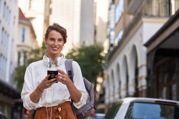 Mulher Usando Telefone Cidade Europeia — Fotografia de Stock