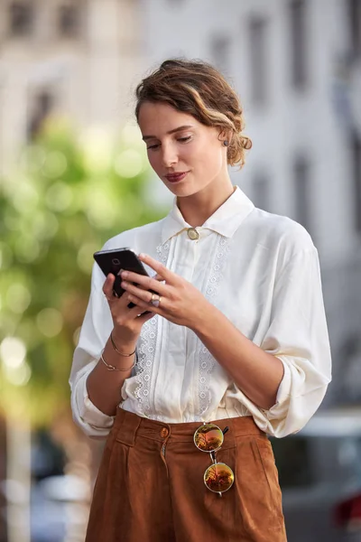 Mujer Usando Teléfono Ciudad Europea — Foto de Stock