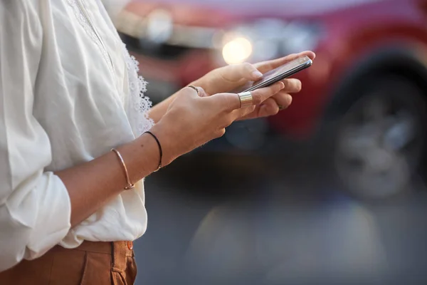 Vrouw Alleen Met Behulp Van Hailing Taxi App Telefoon Voor Stockafbeelding