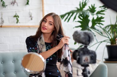 Genç kadın bazen moda tavsiye veren online blog, kayıt