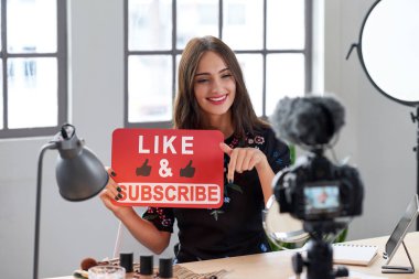 Kadın bazen gibi ve kanala abone için online kitleye soran 