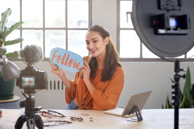 Güzel vlogger gibi ve onun kanal, günlük videolar abone için online kitleye soran