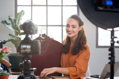 Kayıt video blog ve gösteren kazak askı üzerine kadın 