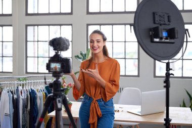 kadın kayıt video vlog kamera üzerinde gülümseyen 