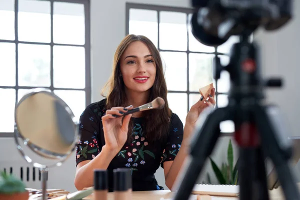 Pretty Beauty Vlogger Recording Make Tutorial Promoting Product Social Media — Stock Photo, Image
