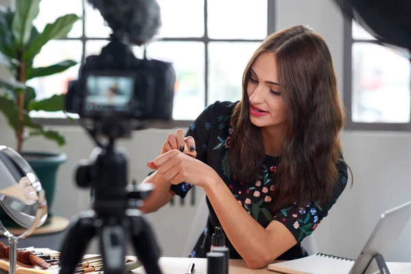 Vlogger Szépség Előmozdítása Alkotó Termékek Videofelvétel — Stock Fotó