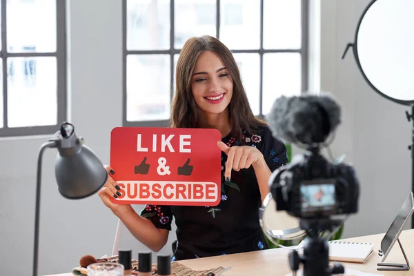 Kobiece Vlogger Prosząc Online Publiczności Jak Subskrybować Kanał — Zdjęcie stockowe