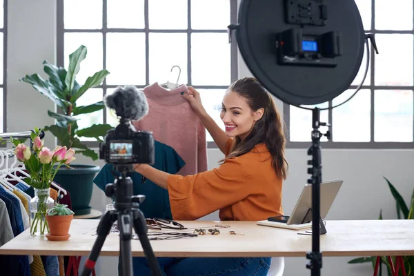 Jovem Vlogger Feminino Gravando Canal Moda Line Nas Mídias Sociais — Fotografia de Stock