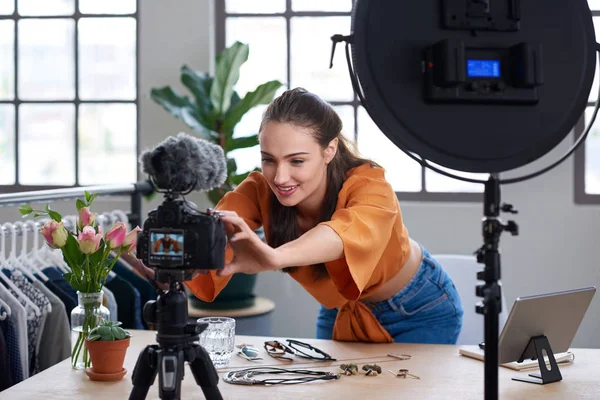 Jovem Vlogger Feminino Ajustando Equipamentos Vídeo — Fotografia de Stock