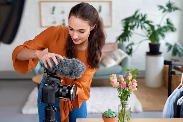 Unga Kvinnliga Vlogger Justera Video Kamera Med Mikrofon — Stockfoto