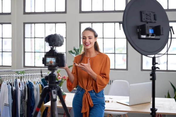 Sonriente Mujer Grabación Vídeo Vlog Cámara —  Fotos de Stock