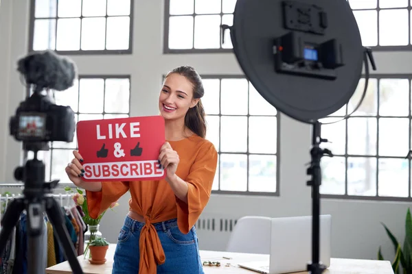 Mulher Bonita Vlogger Gravação Vídeo Para Canal Segurando Placa Com — Fotografia de Stock