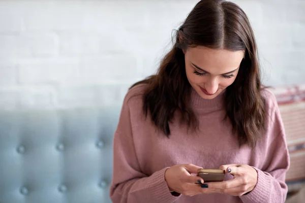 Žena Relaxační Doma Drží Při Pohledu Mobilní Telefon Sms Zpráv — Stock fotografie