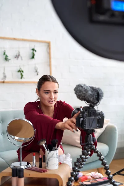 Jovem Feminino Vlogger Ajustando Seu Equipamento Vídeo Para Estilo Vida Imagem De Stock