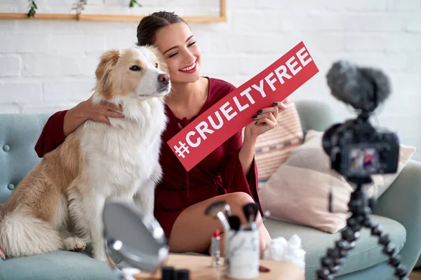 Beauty Vlogger Abraçando Cão Promovendo Cosméticos Livres Crueldade Contra Questão Imagens Royalty-Free
