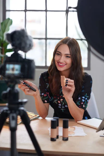 Beleza Vlogger Promover Produtos Maquiagem Gravar Vídeo Imagem De Stock