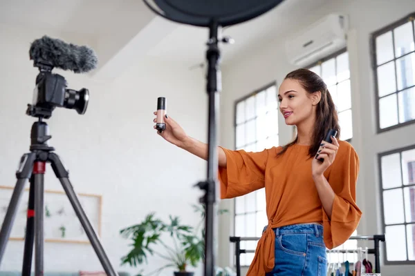 Feminino Vlogger Mostrando Produto Durante Gravação Vídeo Promovendo Publicidade Usando Fotografias De Stock Royalty-Free