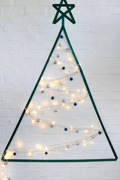 Creative Crafty Christmas Tree Brick Wall Garland Balls — Stock Photo, Image