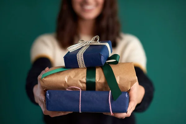 Smiling Woman Holding Christmas Gifts Focus Foreground — Stock Photo, Image