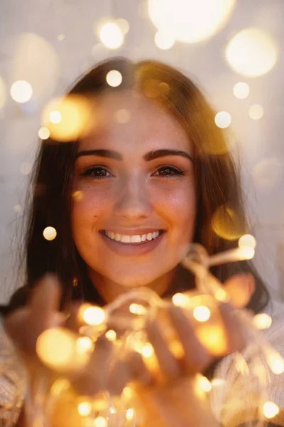 Mujer Celebración Navidad Decoraciones Luces —  Fotos de Stock