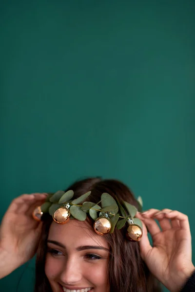 Visão Parcial Cabeça Mulher Com Coroa Floral Natal Com Bolas — Fotografia de Stock