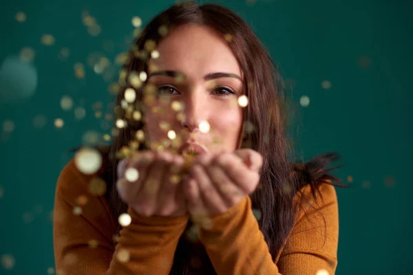 Jonge Vrouw Waait Confetti Uit Handen Gouden Glittery Gouden Stof — Stockfoto