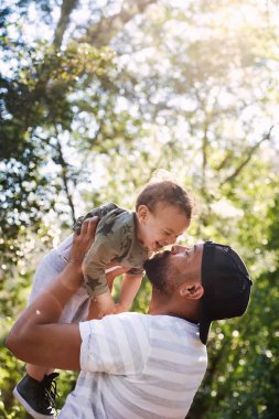 Adam baba oğlu Çocuk bebek, Bebek Çocuk parkta öpüşme ile yapıştırma       